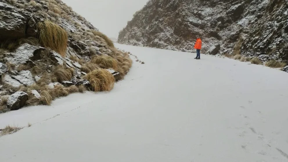Cortaron rutas por nieve y hielo
