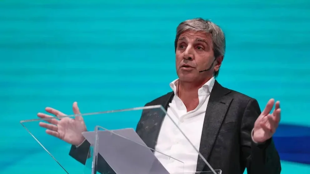 Luis Caputo presenta plan para cubrir los pagos de la deuda en 2027 y bajar más el riesgo país
