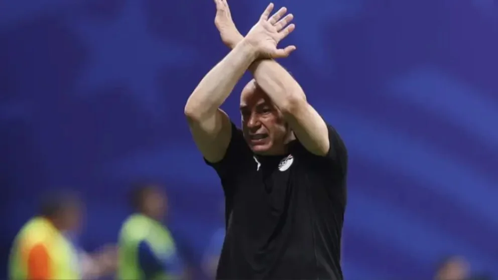 Video: qué significa el gesto de brazos cruzados que hizo el técnico de Egipto tras la derrota ante Argentina
