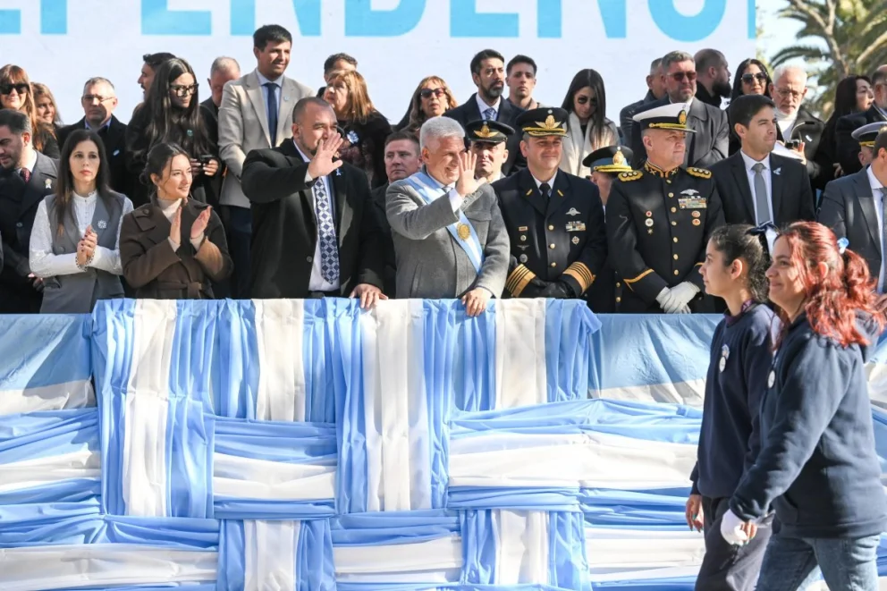 Poggi encabezó el multitudinario desfile Cívico Militar por el 9 de Julio
