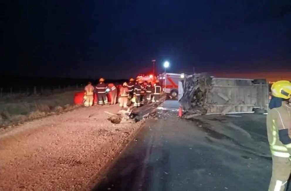 Choque fatal en Córdoba: dos muertos y más de 15 heridos
