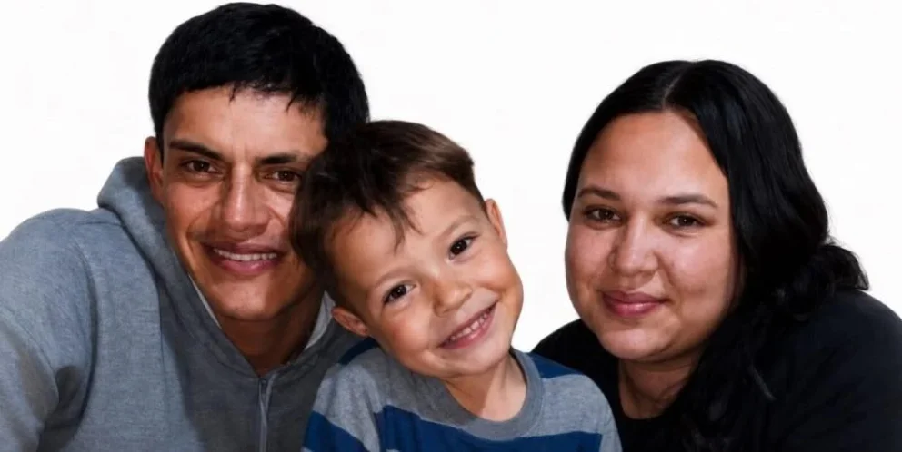  Una pareja y su hijo de tres años murieron en un impactante choque entre una moto y una camioneta
