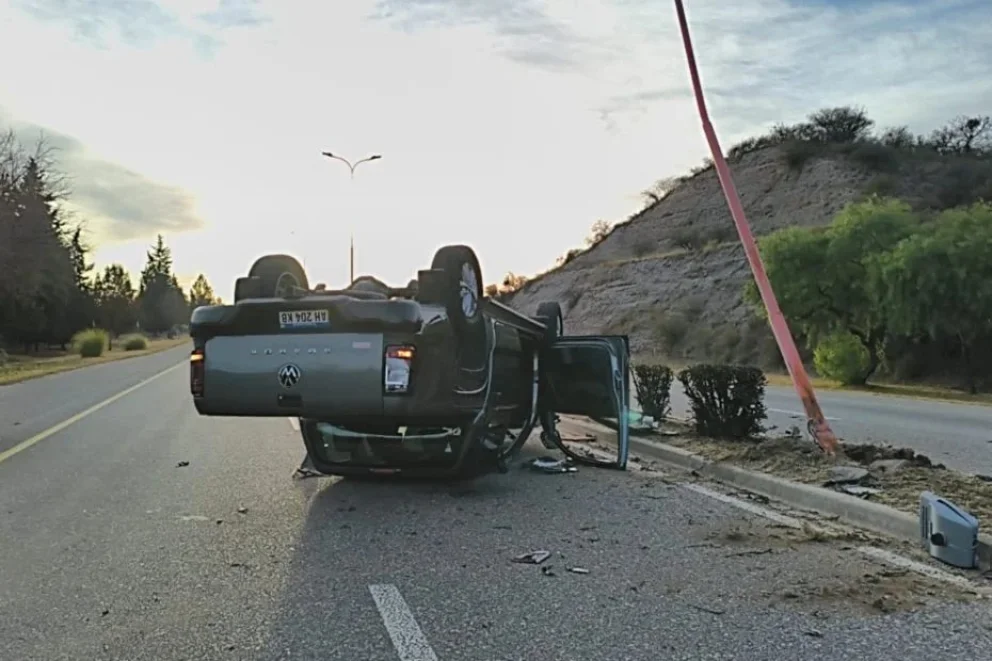 Perdió el control, chocó contra una luminaria y volcó sobre la Autopista Los Puquios
