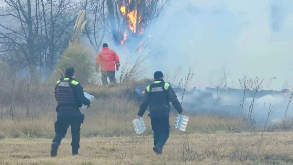 El incendio en Estancia Grande cedió durante la madrugada y tres aviones hidrantes retomarán el operativo
