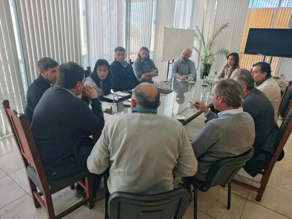 El Gobierno acordó con entidades rurales avanzar en seguridad, caminos y políticas de fomento a la producción
