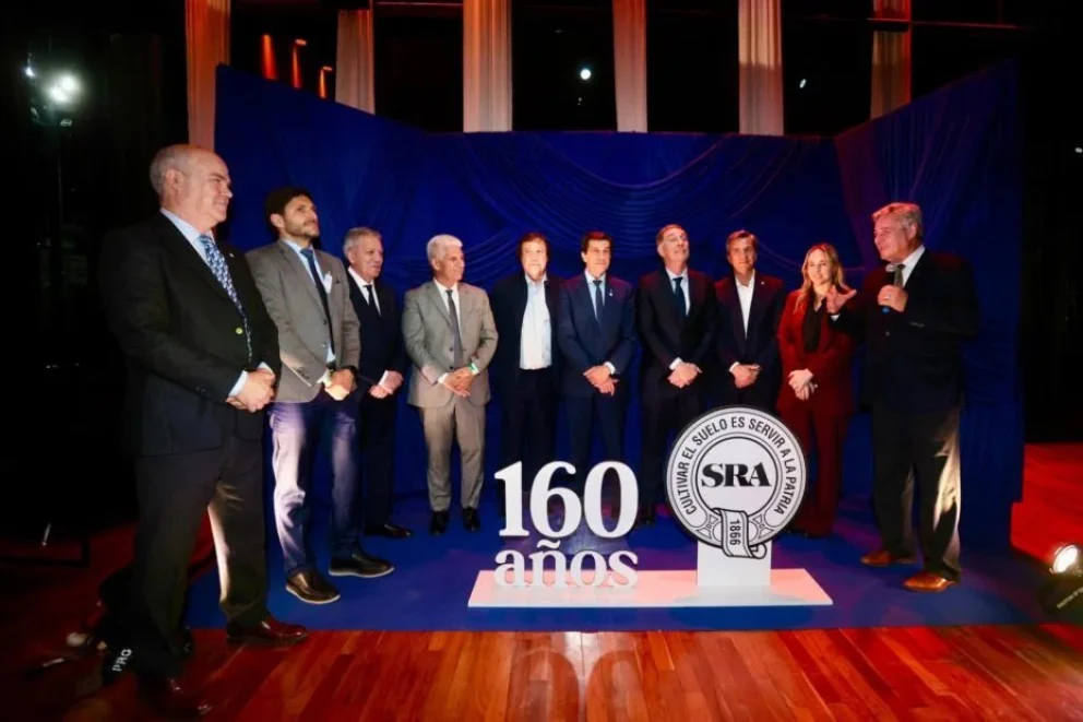Poggi junto a otros gobernadores se reunieron con autoridades de la Sociedad Rural en el primer día de la muestra
