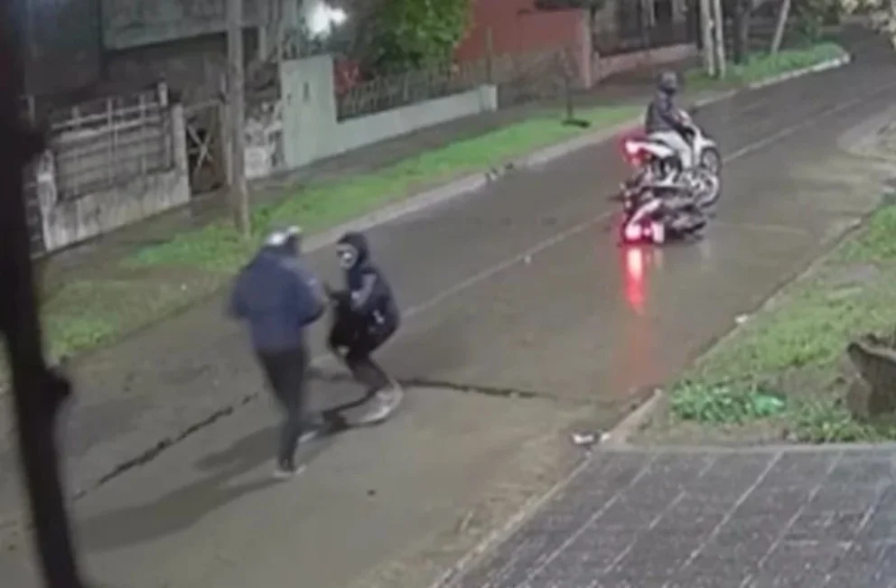 A quemarropa: el estremecedor video donde motochorros ejecutan a un policía para robarle la moto
