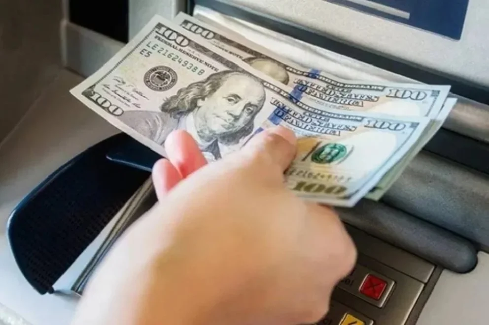 El Banco Central habilitó el pago de sueldos en dólares
