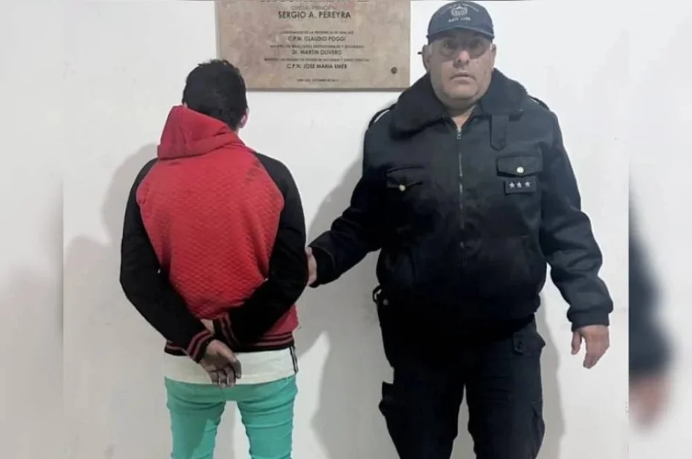 Agredió a una policía que intervino cuando él discutía con una mujer y terminó demorado
