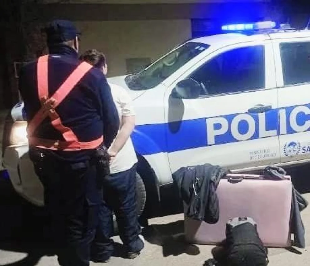 San Luis: demoraron a un joven que trasladaba una camilla plegable de dudosa procedencia