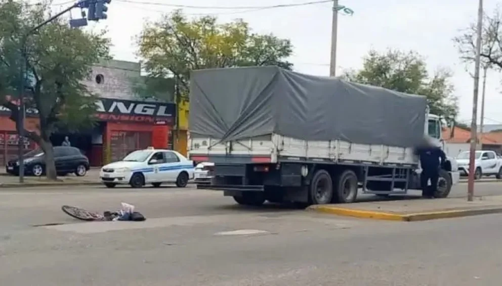 Murió una ciclista de 74 años atropellada por un camión.
