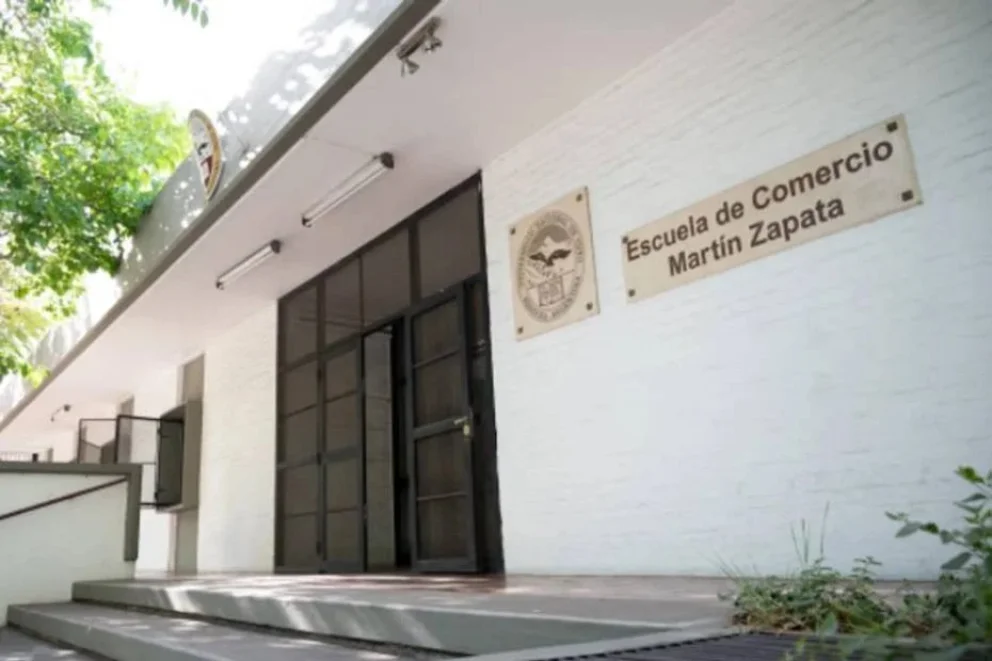 Acusan a un profesor de proyectar imágenes de contenido sexual durante una clase