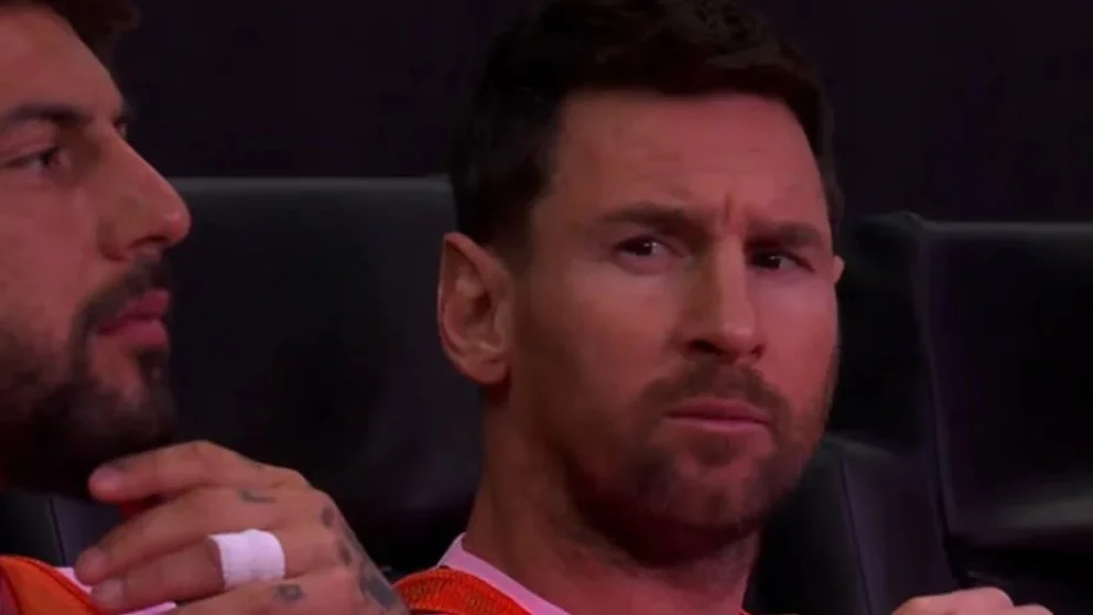 Messi apareció en el banco de suplentes del Inter Miami tras la muerte de su padre y fue ovacionado
