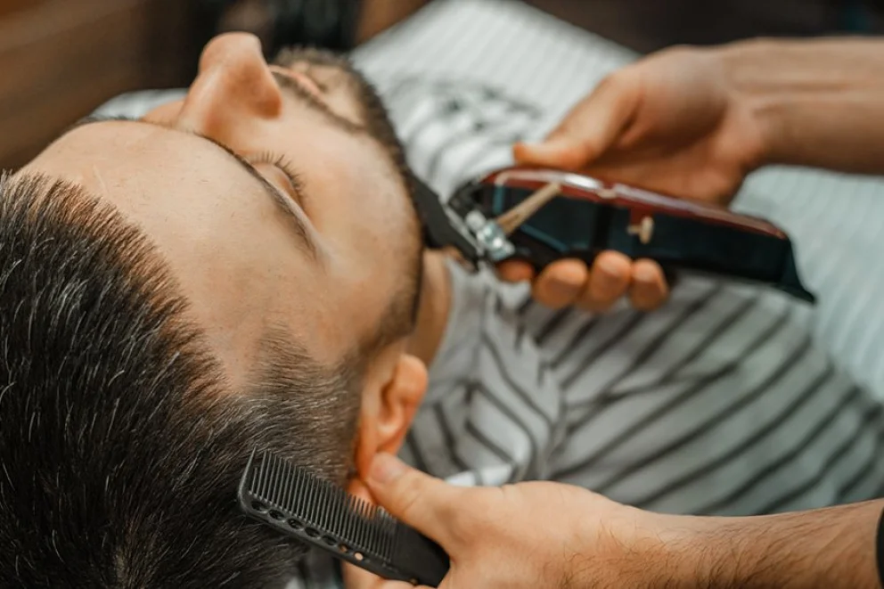 Fue a cortarse el pelo sin turno, peleó con el barbero y lo asesinó

