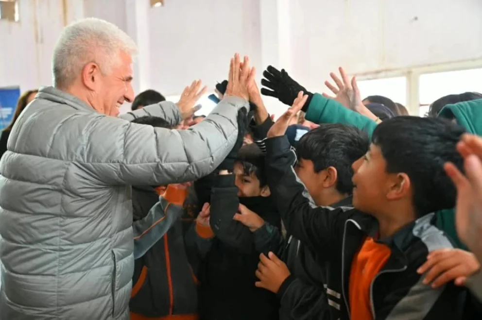 Poggi entregó las TuBi a alumnos de dos escuelas de Villa Mercedes y anunció obras de ampliación