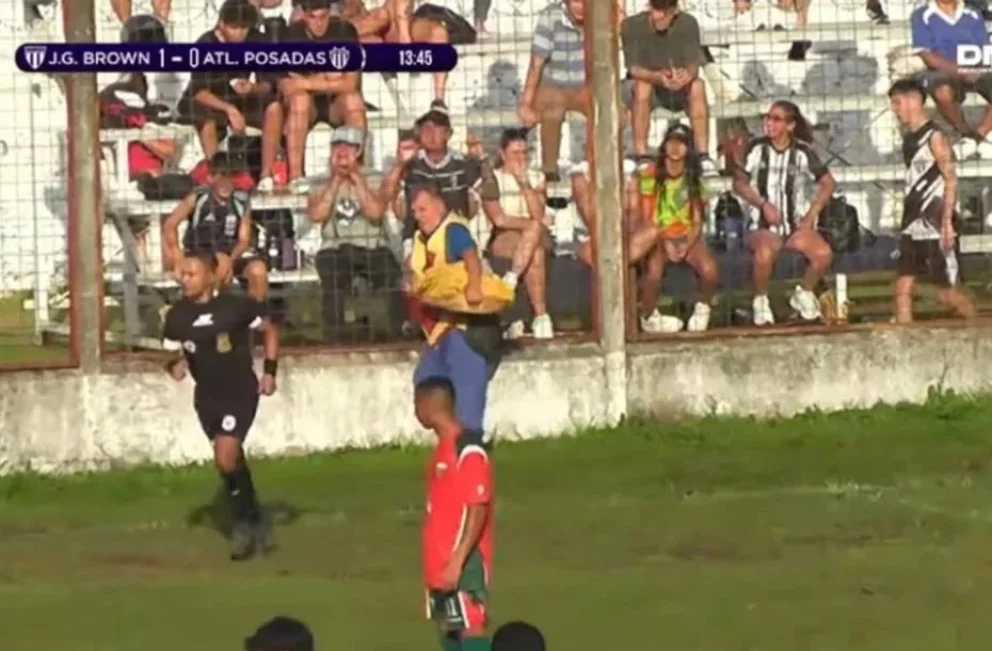 Insólito: un árbitro expulsó a un vendedor de chipá en pleno partido
