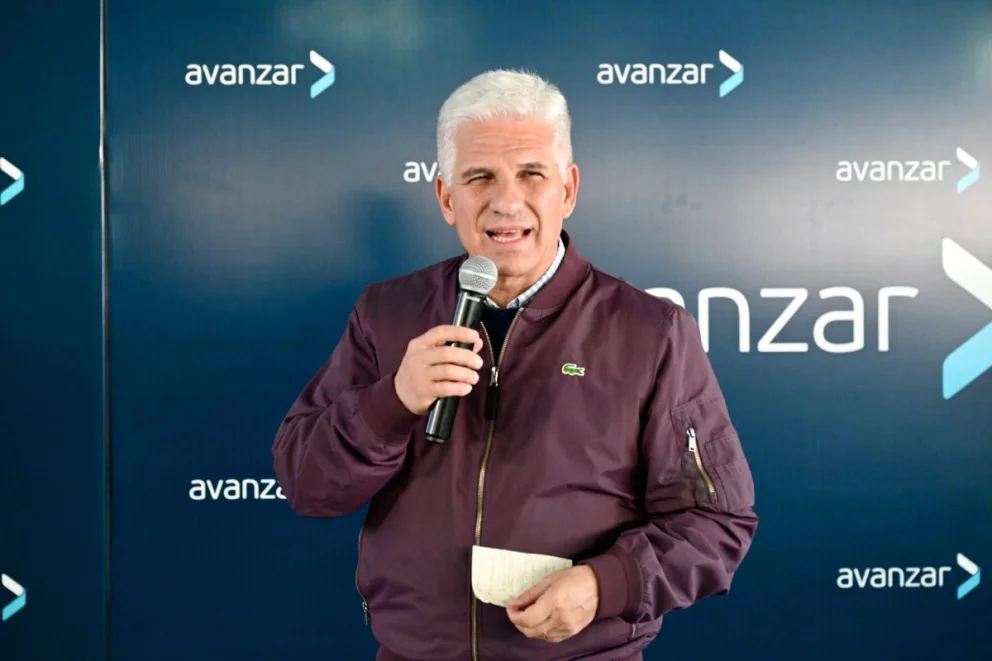 Claudio Poggi encabezó la reunión partidaria en la que se entregaron certificados y se respaldó la reforma constitucional 