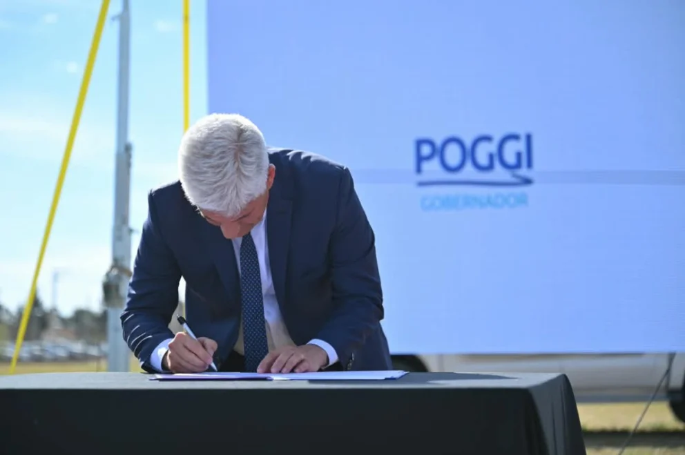Claudio Poggi firma el decreto de adjudicación de obra