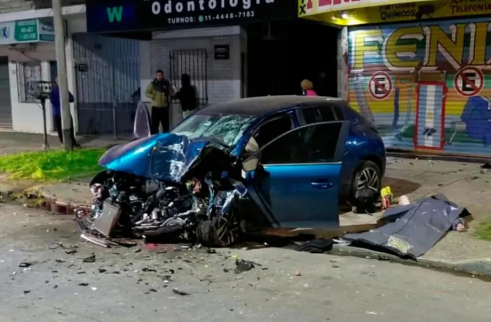 Una mujer perdió el control, chocó contra un local y falleció