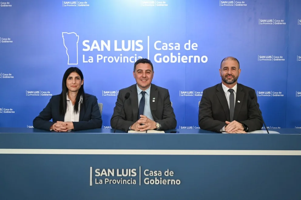 En conferencia de prensa: Meliné Tahtagián, Rudy Cámera y Alberto Ledesma.