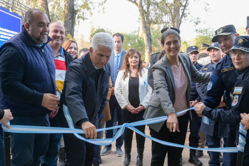 El intendente Maxi Frontera junto al gobernador Poggi, la ministra Nancy Sosa y efectivos desataron la cinta inaugural