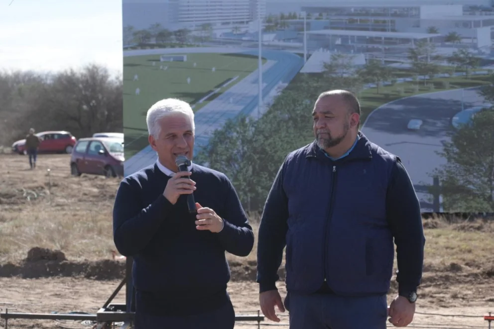Poggi habla en compañía del intendente Frontera
