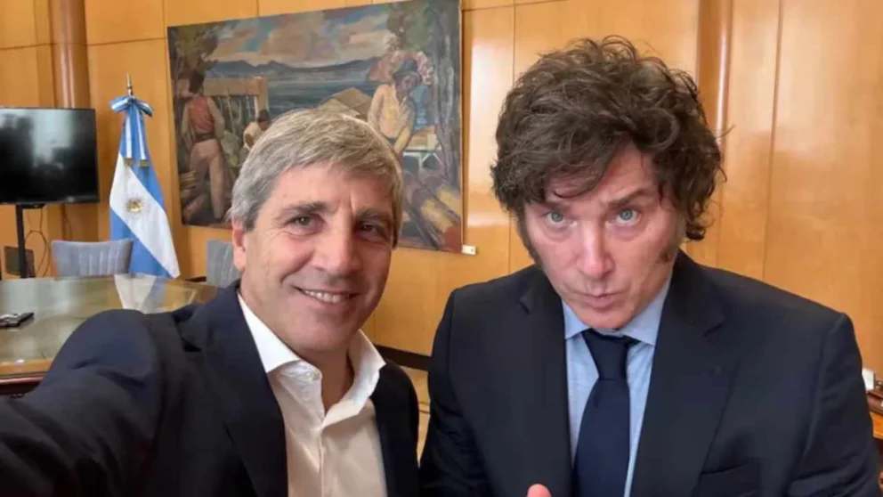 Caputo junto a Milei. El ministro de Economía, anunció el fondeo a los bancos con dineros del Fondo Garantía de Sustentabilidad.
