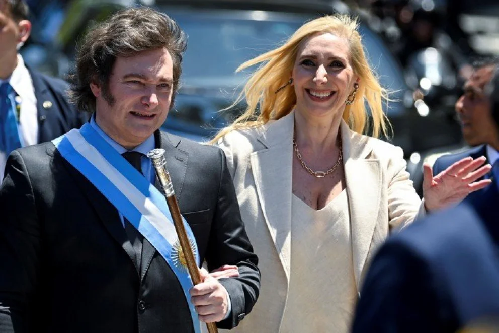 Javier Milei junto a su hermana durante un acto oficial