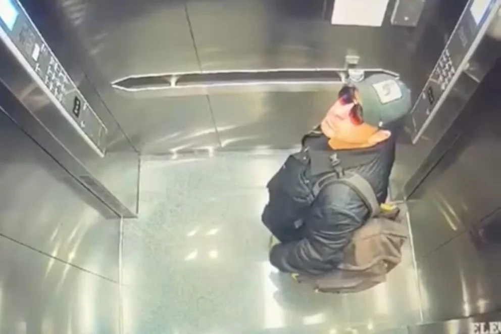 Diego Rosen fue captado por las cámaras de seguridad en el ascensor.