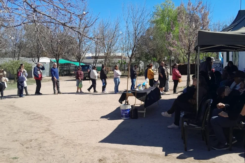 Personas esperan para retirar las semillas para sus huertas (Foto: ANSL)