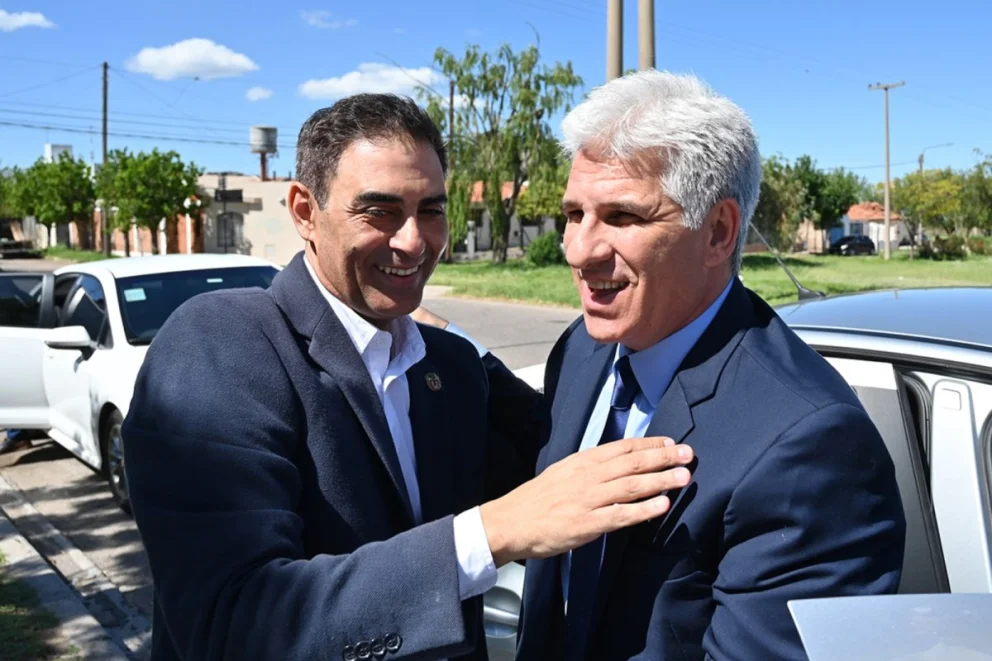 Hissa junto al gobernador Poggi
