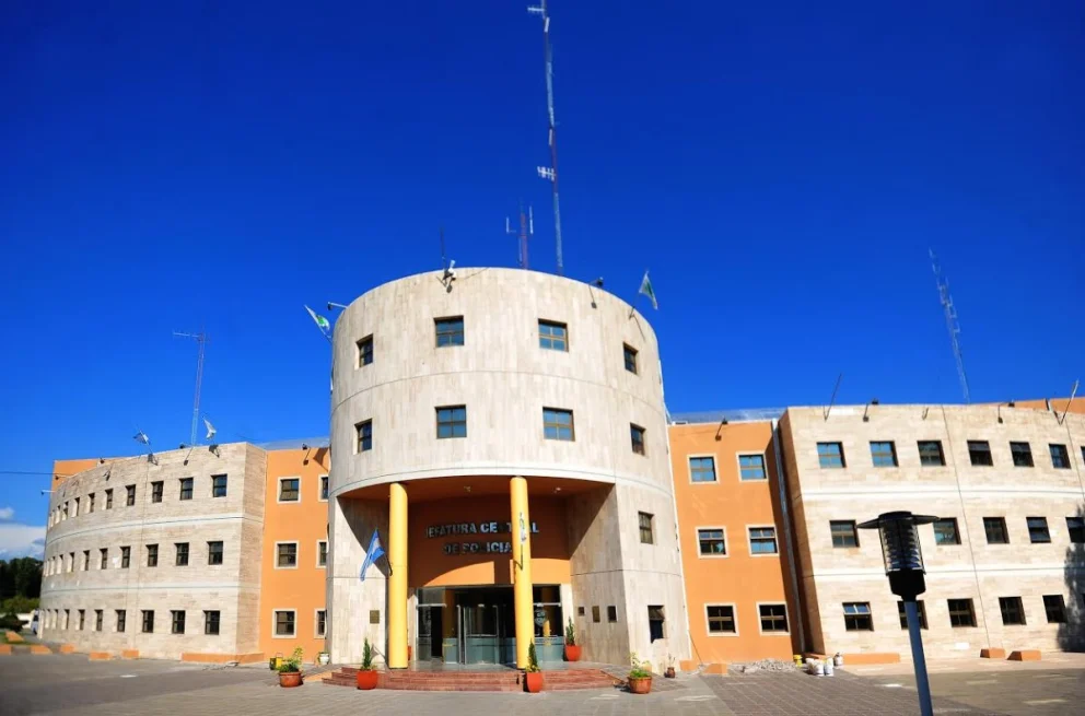 Apartaron de sus funciones a un policía que fue detenido por una causa de violencia familiar
