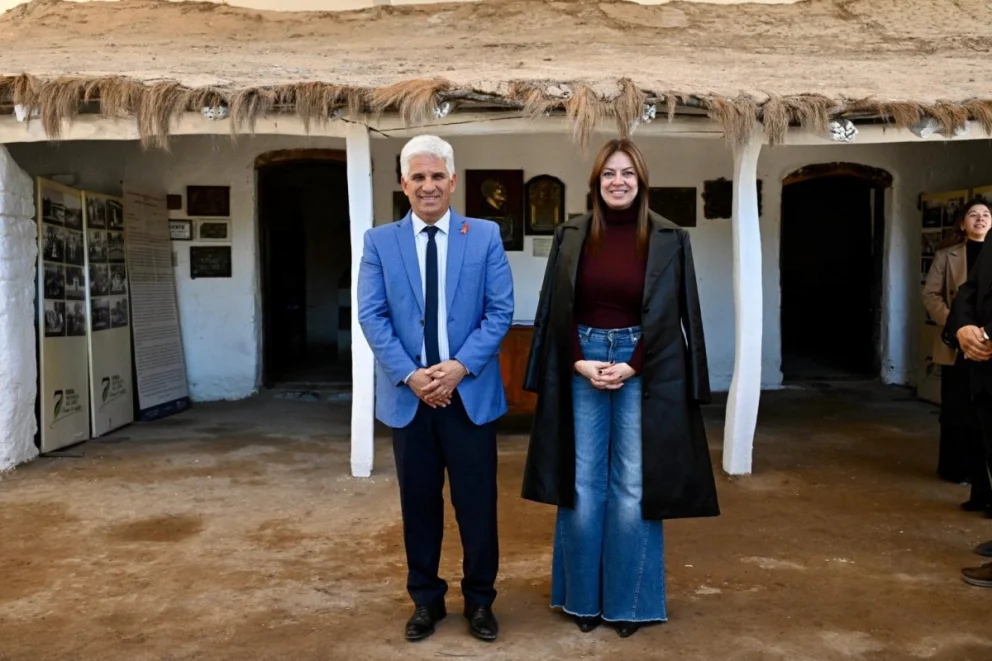 El Gobernador junto a la Ministra posan para un foto con el fondo de la Escuela de Sarmiento (fotos: ANSL)