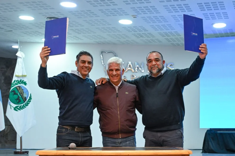El Gobernador firmó los decretos junto a los intendentes de San Luis y Villa Mercedes.