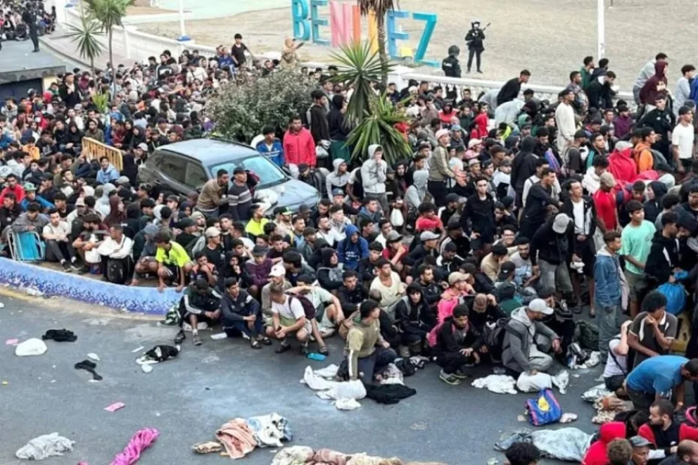 Video: caótico traslado en Ceuta y avalancha de migrantes hacia un nuevo centro de alojamiento
