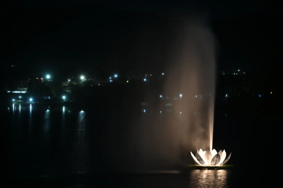 Poggi acompañó la presentación de la nueva fuente flotante del dique Potrero de los Funes
