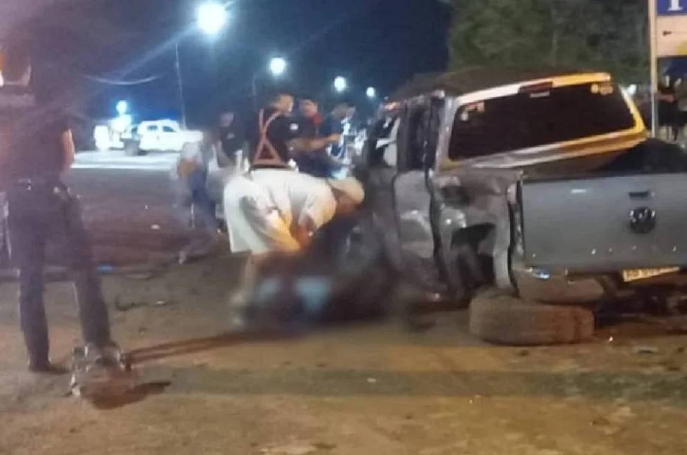 Un menor de 14 años manejaba una camioneta, perdió el control, chocó y murió: otro joven falleció y hay varios heridos

