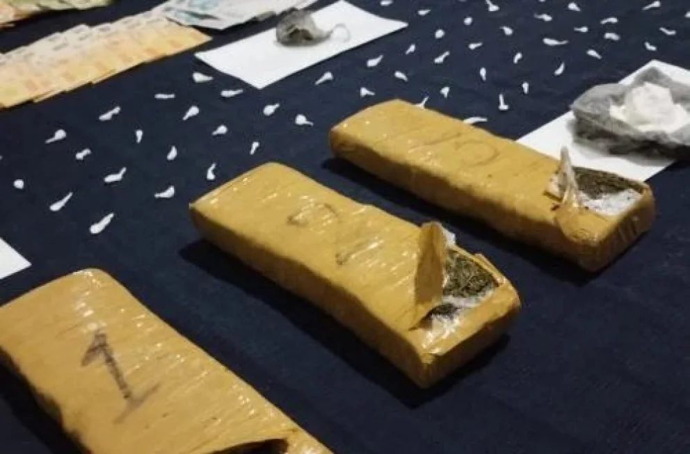 Tres paquetes debajo del colchón, 92 envoltorios y cientos de transferencias: irá a juicio por venta de drogas
