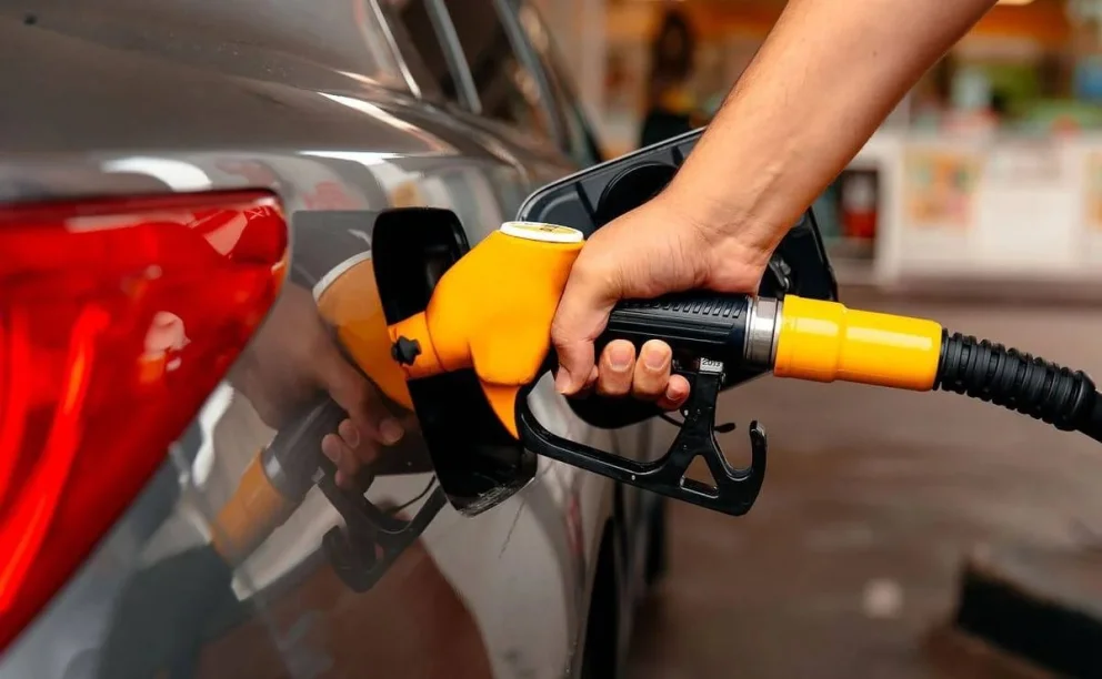 La venta de combustibles cayó en agosto y acumula siete meses en baja: cuál fue el único producto que creció
