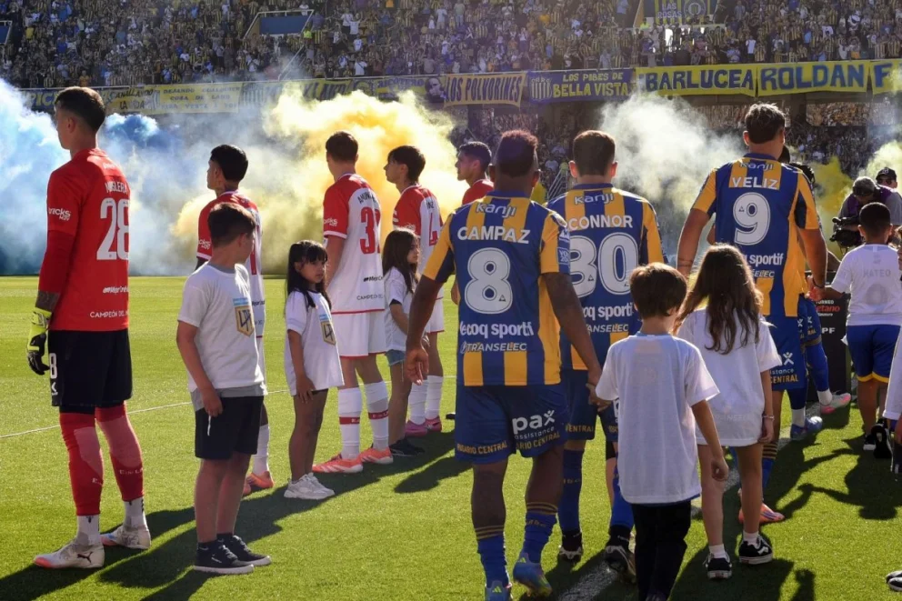Estudiantes de La Plata le hizo el pasillo de espaldas a Rosario Central, tras la polémica con el título que le otorgó AFA como campeones de la Tabla Anual 2025.