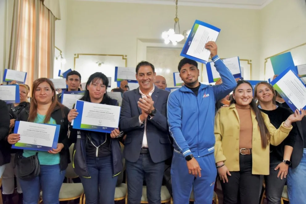 Hissa junto a empleados municipales