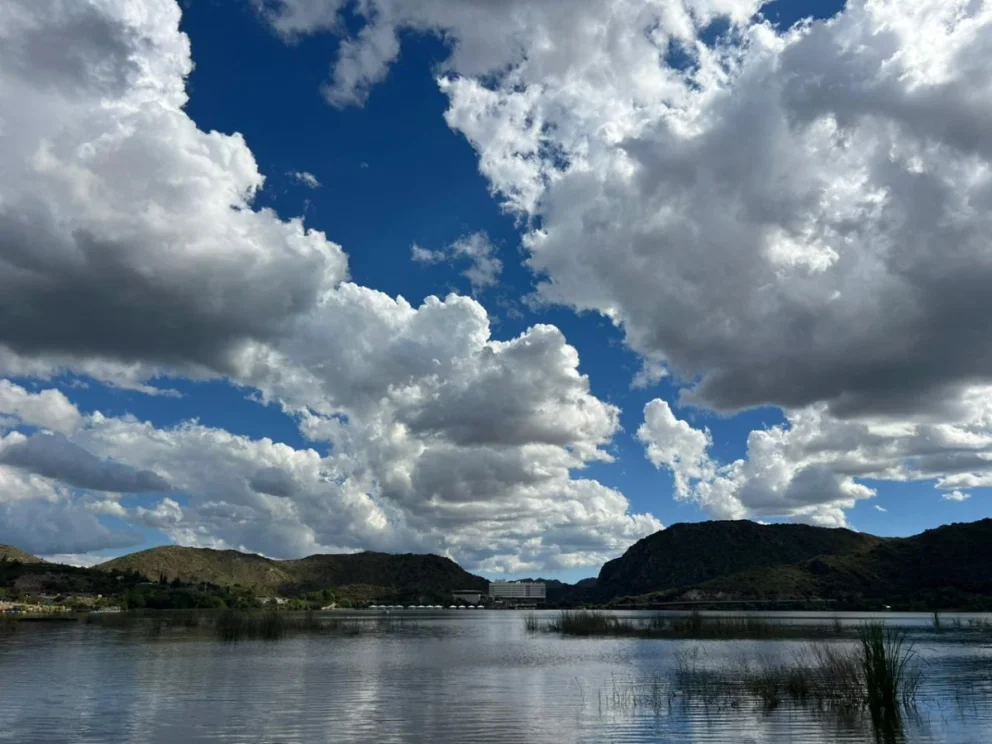 La mitad de la semana llega con algo de viento y máximas de 22º
