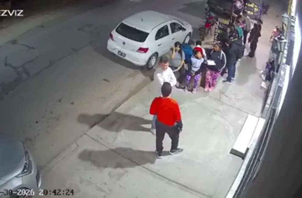 Un conductor se subió a la vereda y atropelló a 13 personas, entre ellas niños, en Salta

