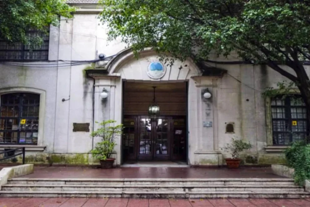 La condenaron por la muerte de su bebé, volvió a dar clases en una escuela y fue separada por filmar alumnos
