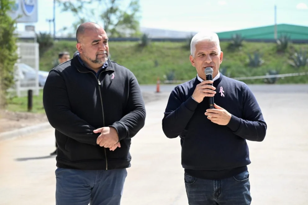 El gobernador Poggi habla en compañía de Frontera durante el acto de anuncio de obra