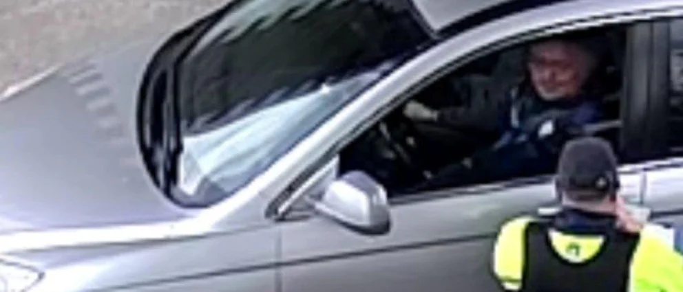 Imágen del momento en el que Kirchner se detiene en la guardia policial de San Luis