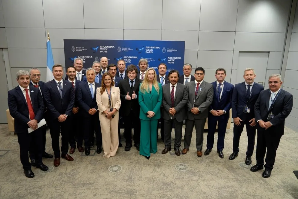 Milei junto a gobernadores que viajaron con él a Francia