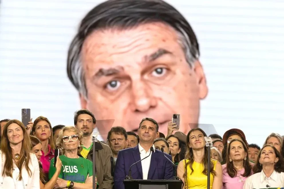 ¿Quién es Flávio Bolsonaro, el candidato que lideró la primera vuelta presidencial en Brasil?

