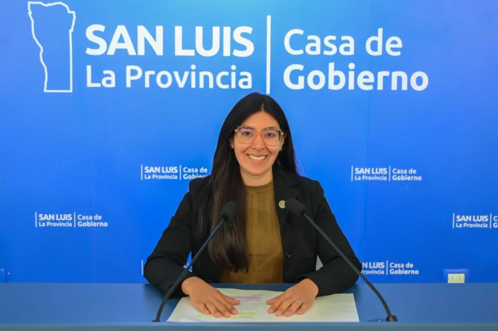 La directora de Beneficios Estudiantiles, Candela Escudero en conferencia de prensa