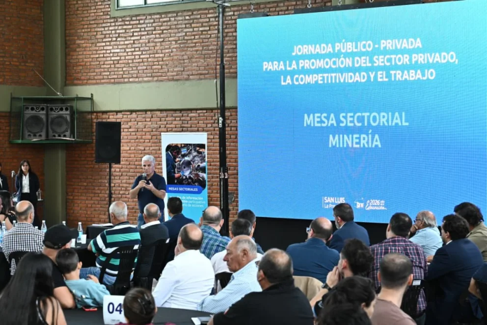 El gobernador, Claudio Poggi habla durante la primera mesa minera realizada en La Toma